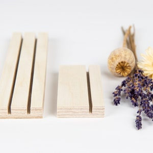 Porte-cartes minimalistes « Anna » et « Albert »// Porte-photos en bois à 2 rangées pour exposer des cartes postales et des impressions d'art sur un bureau, une table d'appoint ou une foire d'artisanat