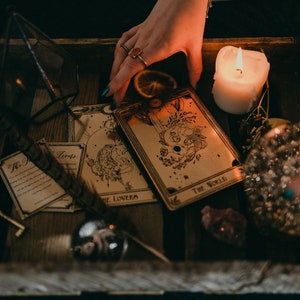 Cartas de tarot decorativas grabadas imagen 6