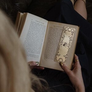 Lesezeichen für Literaturliebhaber - Bücherstapel & Blumenmuster