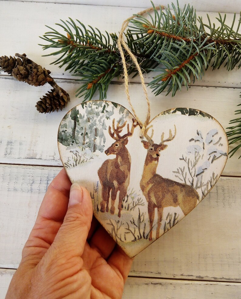 2-seitig Bedruckter Hirsch Weihnachtsschmuck Aus Holz – 9 Cm, Mit Band, Für Baum & Deko