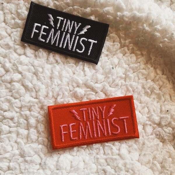 Patch TINY FEMINIST - patch punk - féminisme - bébé féministe - fer sur patch. Grrrrl anti-émeute. Bébé punk. Bébé féministe