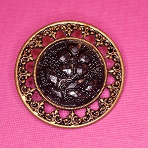 Antiker Messingknopf.  Schwarze Glas-Blüte mit Messing-Umrandung. 3,2cm