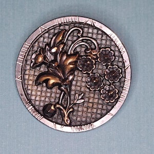 Löv och bär. Antik metallknapp. 3,5 cm