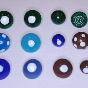 Bottoni in vetro con effetto marmorizzato. Marroni, blu e verdi opachi (8 con puntini bianchi dipinti).