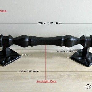 K&ouml;nnte beinhalten: Schwarzer T&uuml;rgriff aus Gusseisen mit quadratischem Sockel und abgerundeten Enden. Der Griff ist 280 mm lang, 55 mm breit und 262 mm hoch. Der Griff ist aus Graphit.