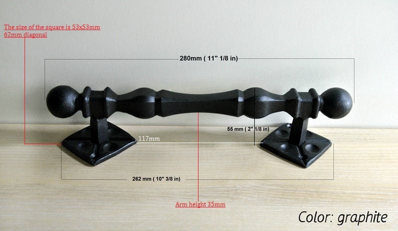 K&ouml;nnte beinhalten: Schwarzer T&uuml;rgriff aus Gusseisen mit quadratischem Sockel und abgerundeten Enden. Der Griff ist 280 mm lang, 55 mm breit und 262 mm hoch. Der Griff ist aus Graphit.