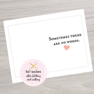 以下が含まれることがあります： 白いカードに「Sometimes there are no words.」というテキストとピンクのハートが書かれています。左下の角には、ピンクと白のドット模様の円の中に、金色のハサミと「5x7インチ 折り畳みとカット後」というテキストが書かれています。