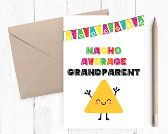 Puede incluir: Una tarjeta blanca con una pancarta colorida en la parte superior. La tarjeta dice "Nacho Average Grandparent" con un triángulo amarillo de dibujos animados con una cara sonriente.