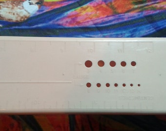 Vintage 1960s tejer caja de agujas en rosa bebé