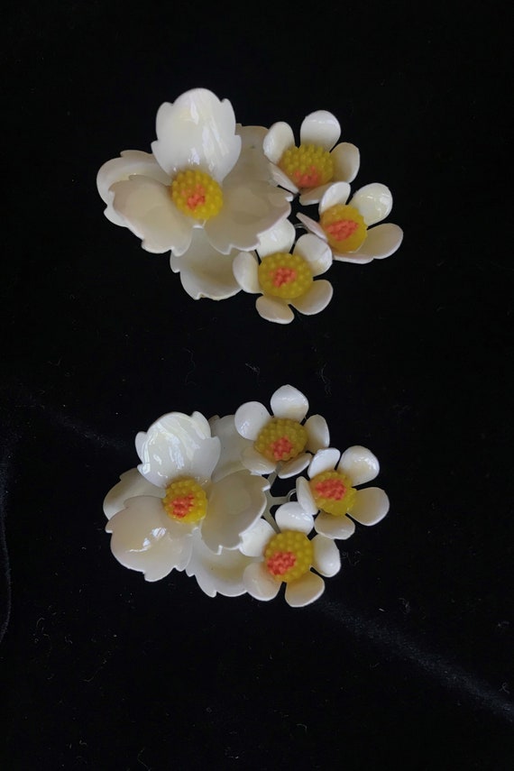 Vintage White Flower Bracelet And Earrings - image 3