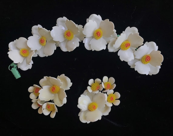 Vintage White Flower Bracelet And Earrings - image 1