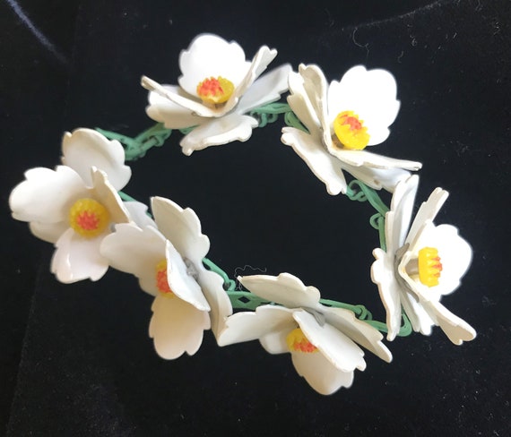 Vintage White Flower Bracelet And Earrings - image 2