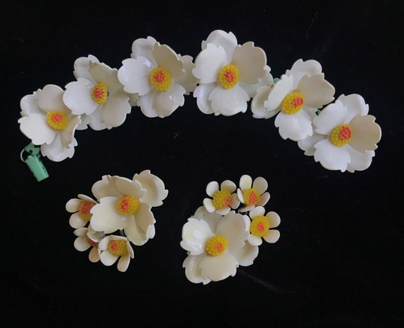 Vintage White Flower Bracelet And Earrings - image 5