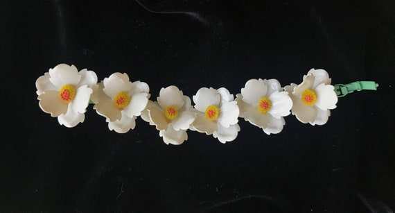 Vintage White Flower Bracelet And Earrings - image 4