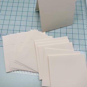 G45 - Cartes de pointage carrées ivoire 5 1/2" x 5 1/2" avec enveloppes