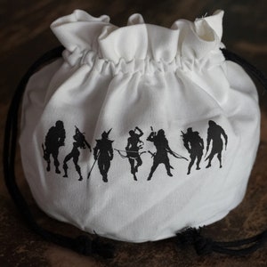 Pode incluir: Saco de cord&atilde;o branco com silhuetas pretas de figuras na frente. As figuras est&atilde;o em linha e parecem ser personagens de um jogo de fantasia.