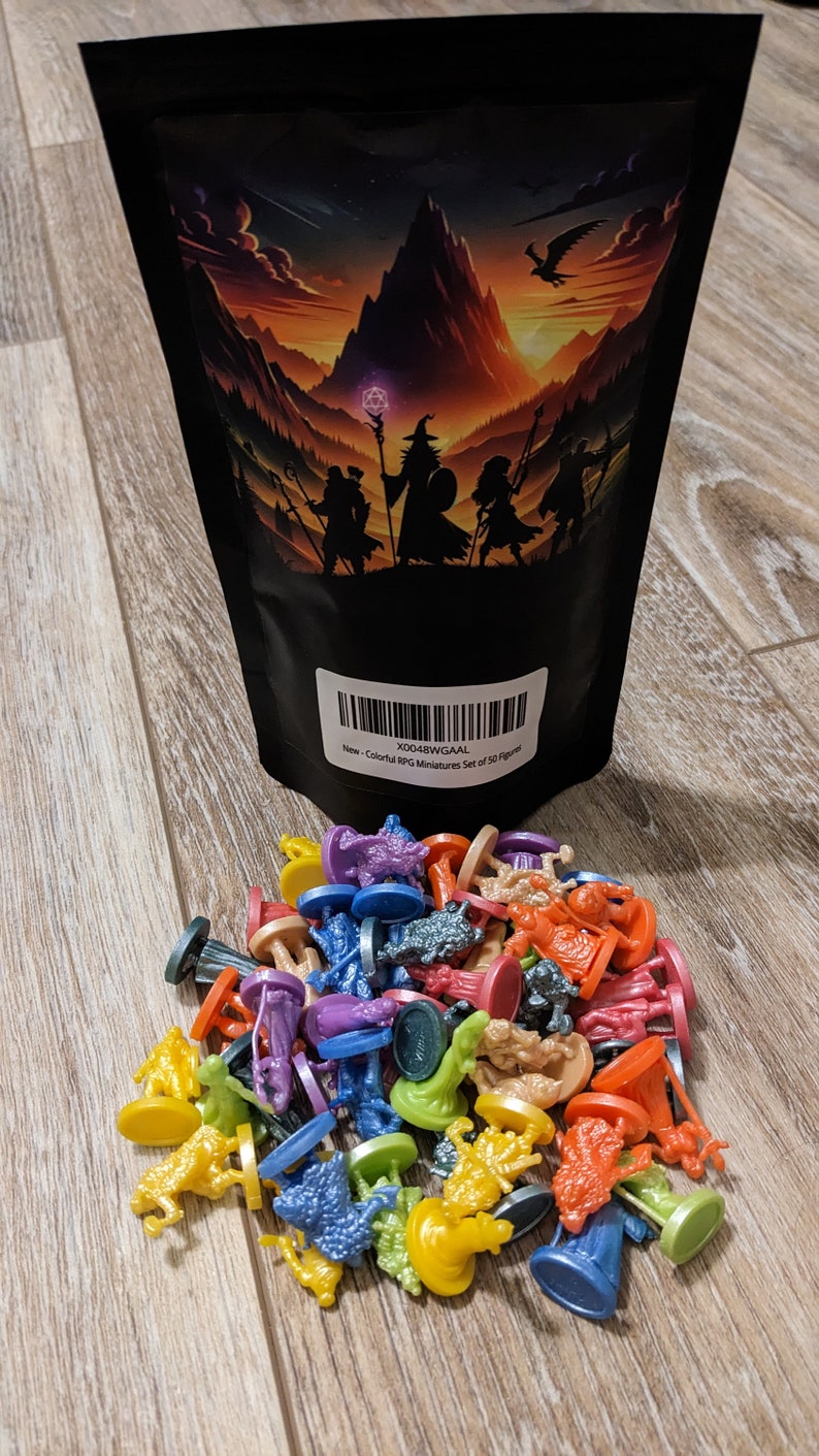 Pode incluir: Um saco com 50 figuras em miniatura de pl&aacute;stico coloridas para jogos de RPG. O saco tem um fundo preto com uma ilustra&ccedil;&atilde;o de fantasia de uma cordilheira, um mago e um drag&atilde;o. O saco tem um c&oacute;digo de barras e o texto "Colorful RPG Miniatures Set of 50 Figures".