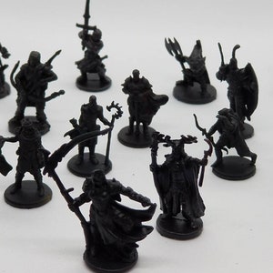 Könnte beinhalten: Eine Sammlung von 15 schwarzen Plastik-Miniaturfiguren, die jeweils einen anderen Fantasy-Charakter darstellen. Die Figuren sind in verschiedenen Action-Posen dargestellt und halten Waffen und Accessoires.
