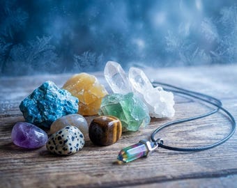 Calendrier de l'Avent en cristal avec de l'encens, des cristaux, des colliers et plus encore !