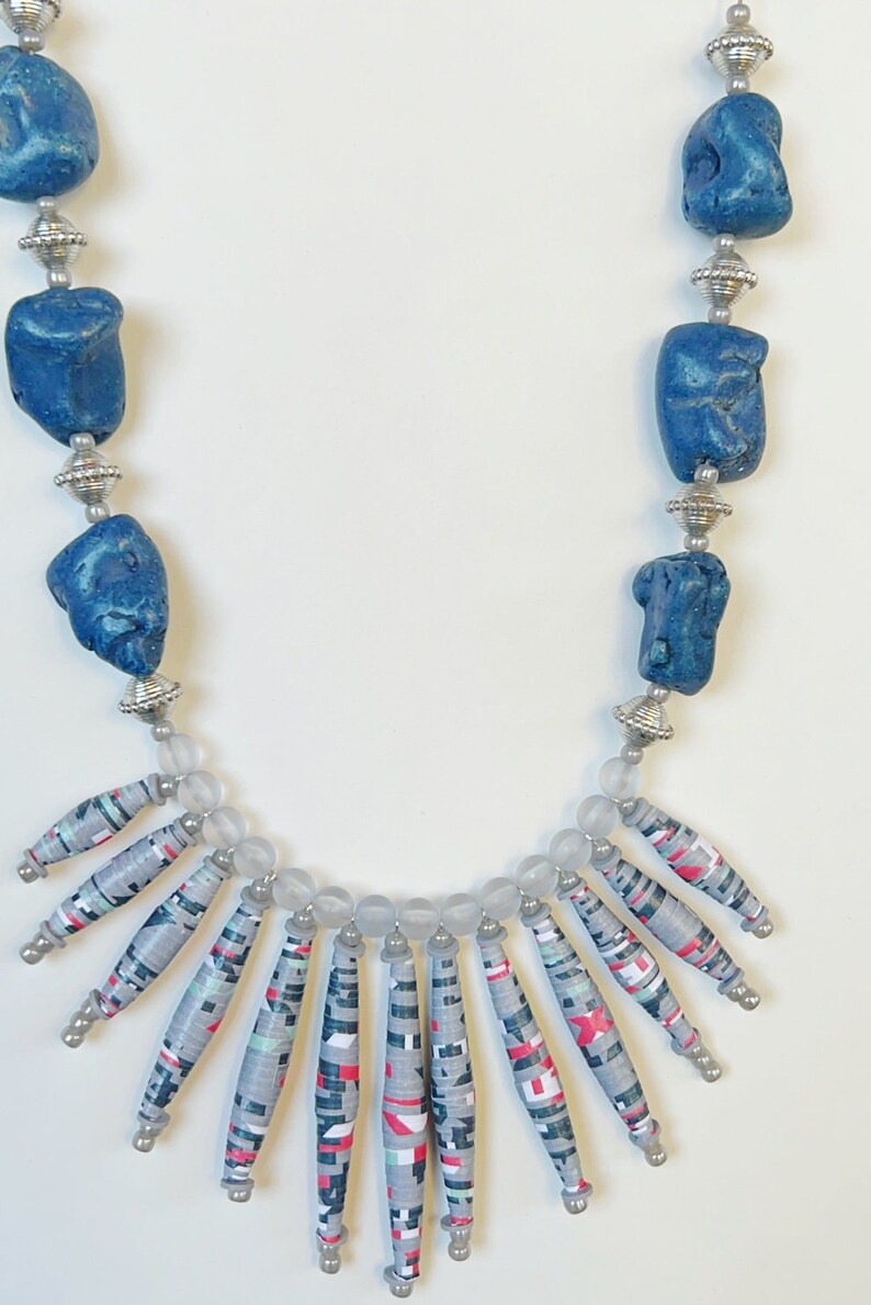 Collier décoratif simple brin multicolore, Collier léger de perles en papier, Bijoux faits main colorés, Collier plastron bleu, Perles recyclées image 8