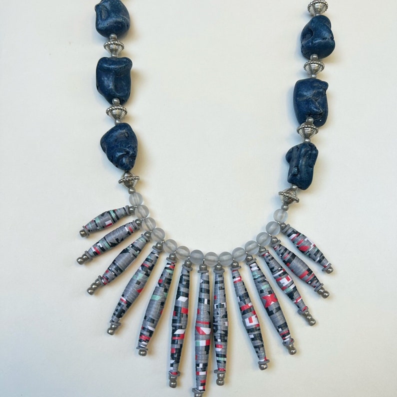 Collier décoratif simple brin multicolore, Collier léger de perles en papier, Bijoux faits main colorés, Collier plastron bleu, Perles recyclées image 1