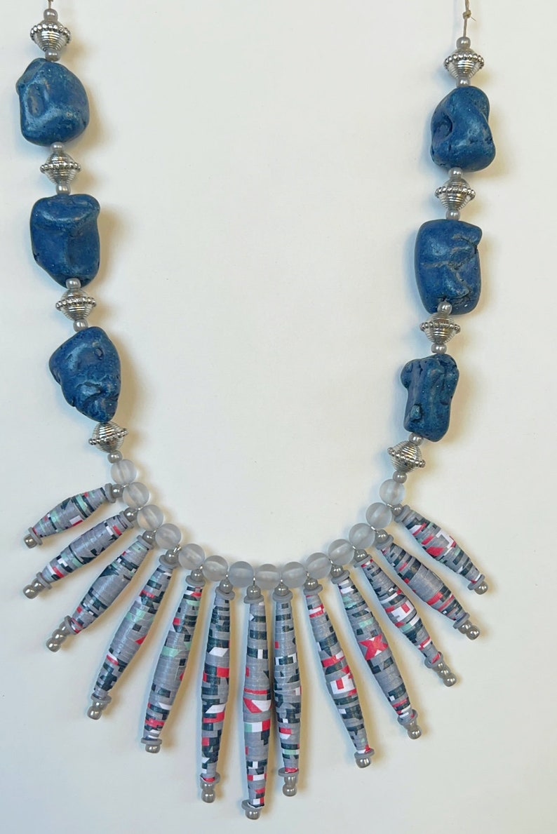 Collier décoratif simple brin multicolore, Collier léger de perles en papier, Bijoux faits main colorés, Collier plastron bleu, Perles recyclées image 10