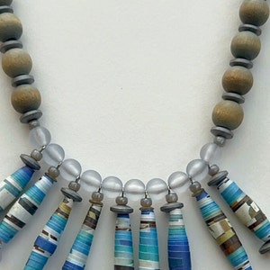 Blue and Silver Single Strand Necklace, Paper Bead Statement Necklace, Colorful Bead Jewelry, Lightweight Necklace, Eco-Friendly Jewelry afbeelding 5