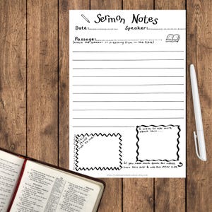 Può includere: Un foglio bianco per appunti del sermone con il titolo "Sermon Notes" in alto. Include spazi per data, oratore e passo, oltre a spazio a righe per gli appunti. Una penna è posizionata a destra.