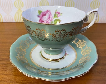 tasse à thé et soucoupe vintage en porcelaine tendre, tasse à thé et soucoupe Royal Standard en porcelaine vert sauge avec roses roses