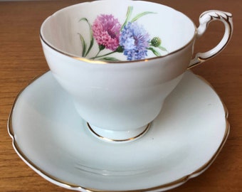 Tasse à thé et soucoupe bleuet Parangon, tasse à thé et soucoupe bleu pâle-gris vintage, bouton floral Mums porcelaine tendre