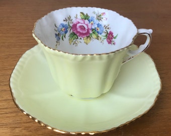 Tasse à thé et soucoupe jaune Royal Grafton, tasse à thé anglaise florale et soucoupe