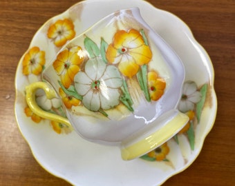 Royal Albert « Petunia » Tasse à thé et soucoupe, tasse à thé et soucoupe en porcelaine d’os pétunia jaune et orange peintes à la main *défaut de fabrication