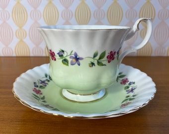 Tasse à thé et soucoupe Royal Albert China, vert pastel, tasse à thé et soucoupe avec guirlande florale imparfaite