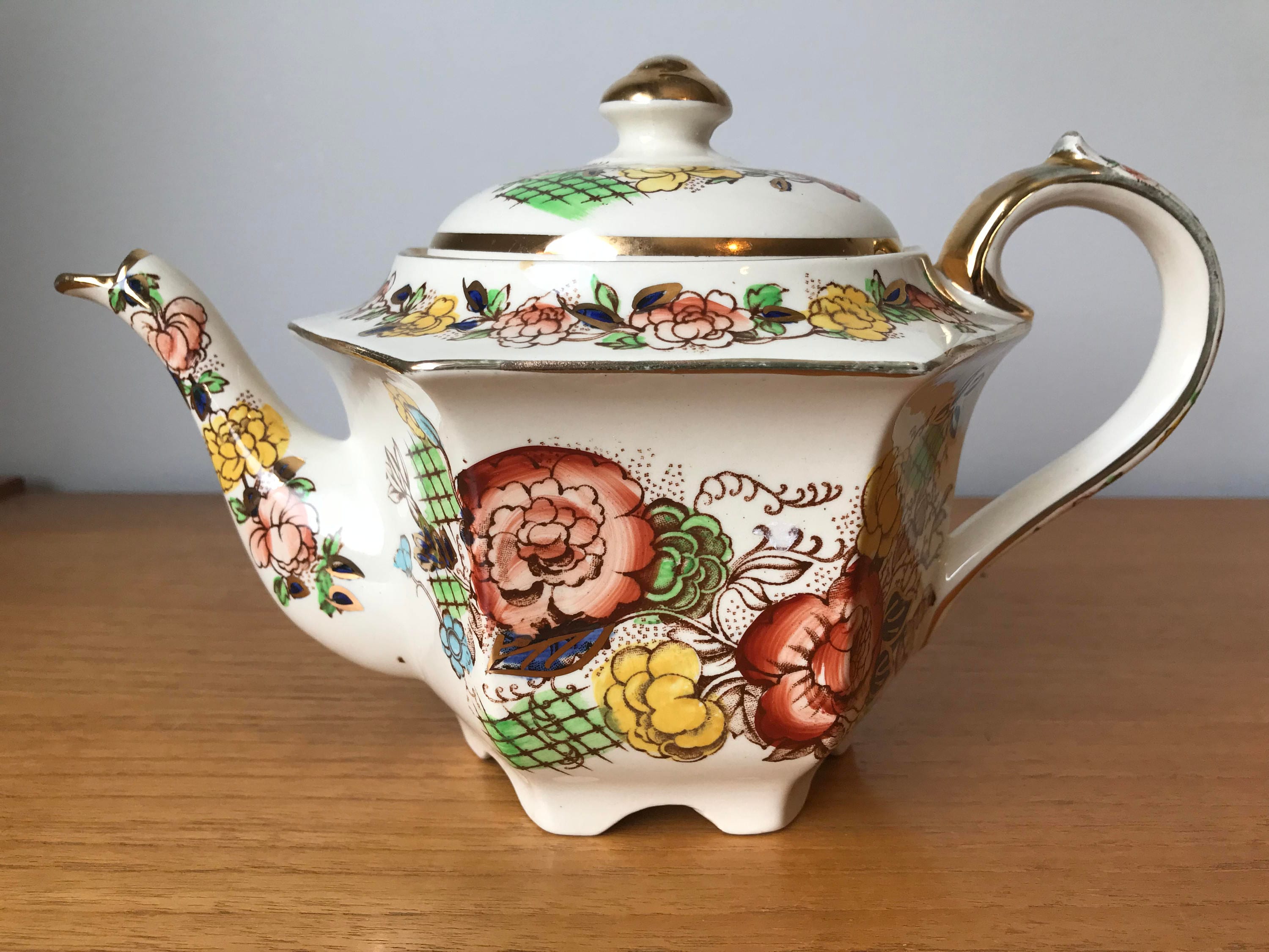 Чайник по английски. Чайник Карусель. Vintage Square Tea Pot with Green and Brown Mod Tulips (e9591).
