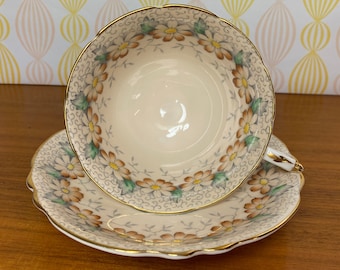 vintage Paragon China Tea Cup and Saucer, Peach Beige « Margot » Daisy Flower Teacup and Saucer, Bone China *défauts de fabrication