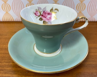 Tasse à thé et soucoupe Aynsley en porcelaine tendre vintage, tasse à thé et soucoupe en forme de corset vert sauge avec roses roses