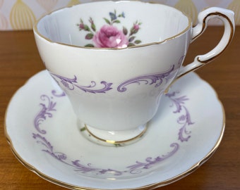 tasse à thé et soucoupe vintage Paragon China, tasse à thé et soucoupe Century Rose 1967, roses roses avec rouleaux violet clair Bone China