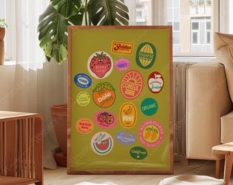 Può includere: Una stampa incorniciata con una collezione di adesivi di frutta vintage su sfondo verde. Gli adesivi mostrano vari frutti e marchi, tra cui "Berry Good", "Dole Citrus" e "Golden Fruits". L'opera d'arte è esposta in una stanza con luce naturale.