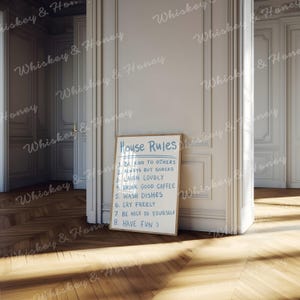 Wydruk fizyczny | Wydruk artystyczny House Rules | Jasnoniebieska sztuka | Modny wystrój domu | Sztuka na wózku barowym | Urocza sztuka ścienna | Sztuka w mieszkaniu | Akademik It Girl