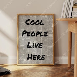 Pobieranie cyfrowe | Cool People Live Here Art Print | Modna sztuka ścienna | Sztuka do salonu | Sztuka na wózek barowy | Sztuka Cool Girl | Sztuka minimalistyczna