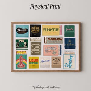 Op de afbeelding: Een ingelijste print met kleurrijke lucifersdoosontwerpen met verschillende teksten en logo's. De print bevat de woorden "Physical Print" bovenaan en "Whiskey and Honey" onderaan. De lucifersdozen hebben verschillende kleuren en ontwerpen.