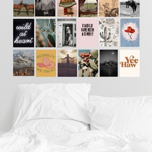 K&ouml;nnte beinhalten: Eine Collage aus 16 Bildern mit Western-Thema. Die Bilder zeigen einen Cowboy, der ein Pferd reitet, einen Kaktus, ein Motel-Schild, einen Cowboyhut und eine Bergkette. Die Bilder sind in einem Raster auf einer wei&szlig;en Wand &uuml;ber einem wei&szlig;en Bett angeordnet.