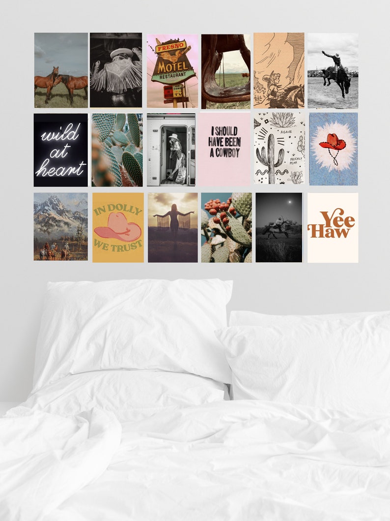 K&ouml;nnte beinhalten: Eine Collage aus 16 Bildern mit Western-Thema. Die Bilder zeigen einen Cowboy, der ein Pferd reitet, einen Kaktus, ein Motel-Schild, einen Cowboyhut und eine Bergkette. Die Bilder sind in einem Raster auf einer wei&szlig;en Wand &uuml;ber einem wei&szlig;en Bett angeordnet.