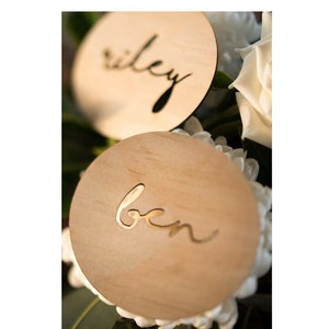 Wooden Circle Place Cards / Wedding Name Tags / Personalised Wedding Favours / Wedding Decorations / Wooden Name Cards / Wedding Name Places