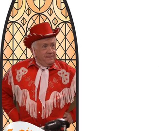 Könnte beinhalten: Ein Mann in roter Cowboy-Kleidung, einschließlich Hut und Hemd mit weißer Fransen und Stickerei, vor einem Buntglasfenster. Ein Banner unten zeigt "Saint Leslie".