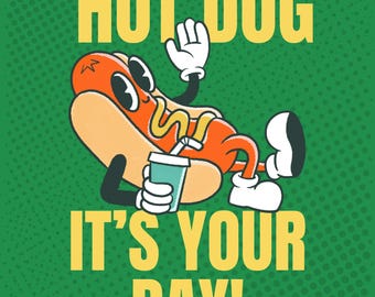 Könnte beinhalten: Ein grüner Grafikdruck mit einer animierten Hot-Dog-Figur mit Armen und Beinen, die ein Getränk mit einem Strohhalm hält. Der Text lautet HOT DOG IT'S YOUR DAY! in gelben Großbuchstaben. Der Hintergrund hat eine dezente Punktstruktur.