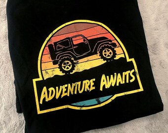 4x4 Shirt Adventure Awaits/Herren 4x4 Wrangler Shirt/4x4 Wrangler Kleidung /4x4 Kleidung /4x4 Jungen Shirt /Frauen 4x4 Shirt/4x4 Geschenk