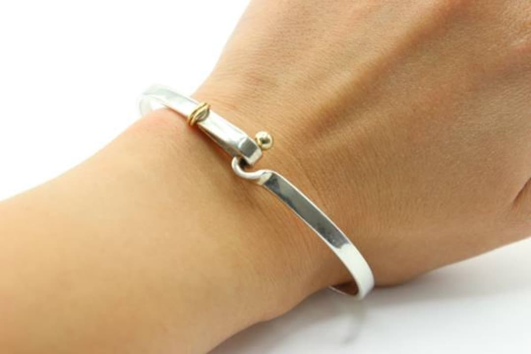 希少なティファニー 18K ゴールドとシルバーのフック アンド 希少なティファニー 18K ゴールドとシルバーのフック アンド