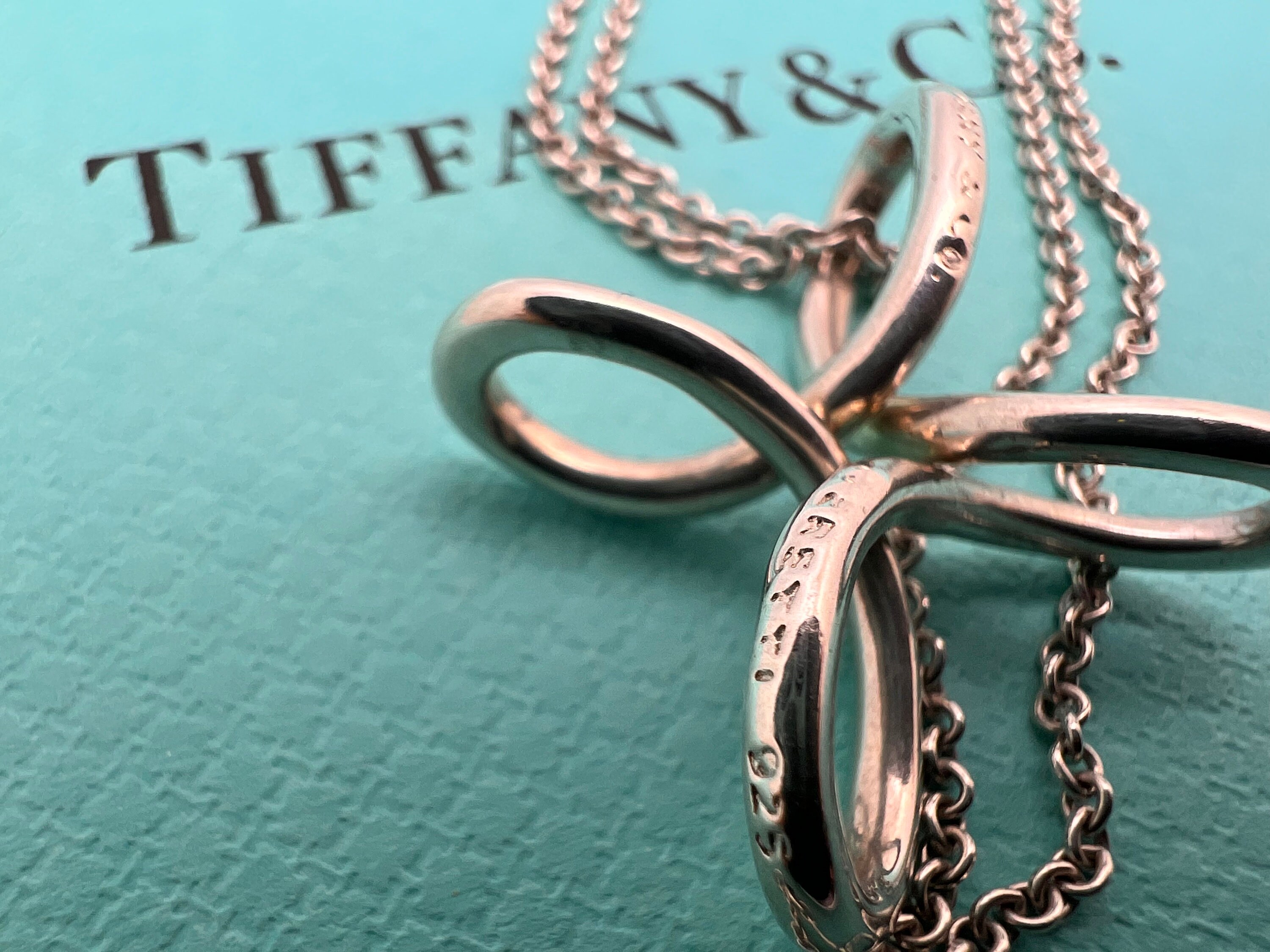 【Tiffany & Co】Elsa Peretti Infinity Cross ペンダント Elsa Peretti® infinity cross pendant in 18k gold, medium