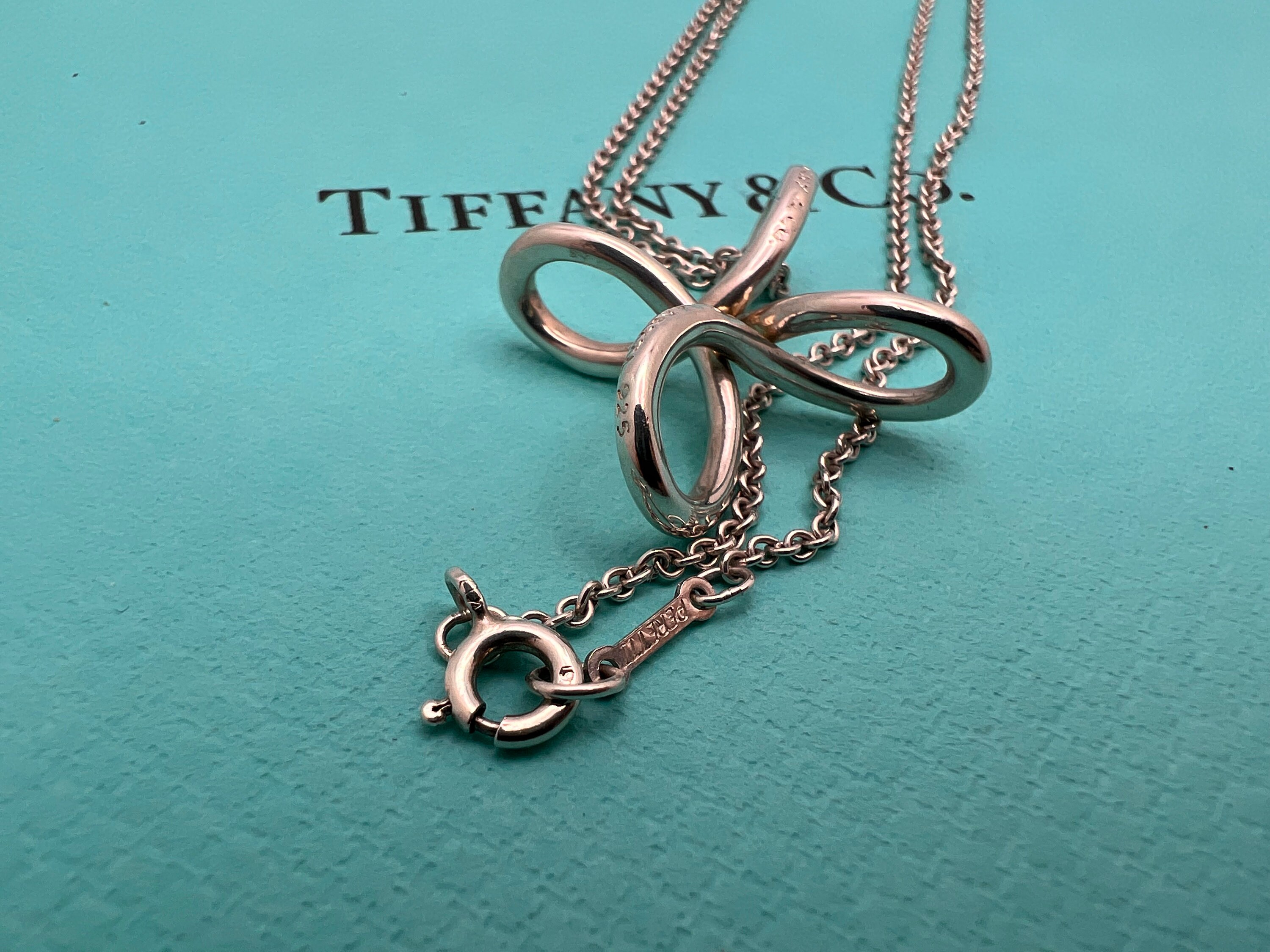【Tiffany & Co】Elsa Peretti Infinity Cross ペンダント Elsa Peretti® infinity cross pendant in 18k gold, medium